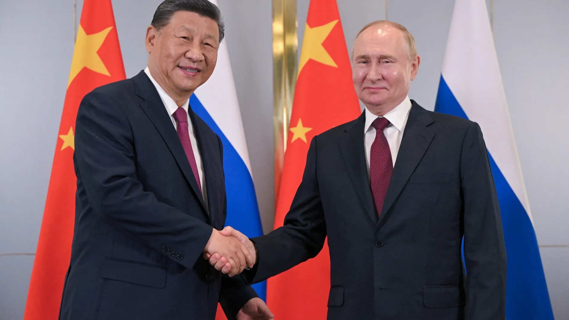 Xi Jinping Welcomes Vladimir Putin